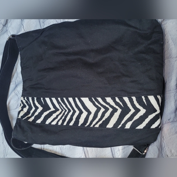 Black crossbody purse with zebra stripe. - Picture 4 of 7